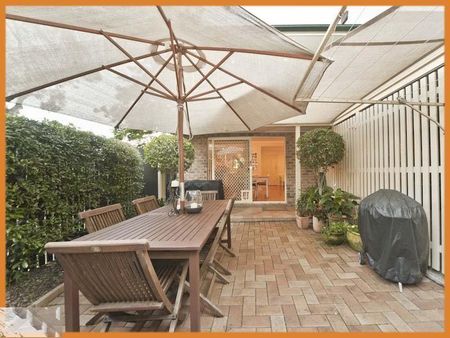 2/41 Cambridge Street, Red Hill QLD 4059 - Townhouse For Rent | Domain - Photo 5