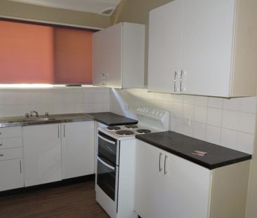 THREE BEDROOM TOWNHOUSE! - Photo 3