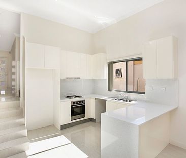 Spacious duplex home... - Photo 1