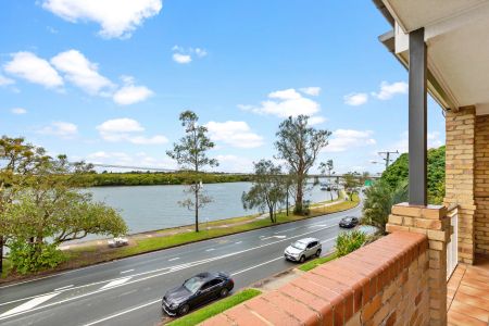 Spacious Riverfront Apartment with Stunning Views - Photo 3