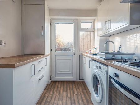 3 bedroom semi-detached house to rent - Photo 4