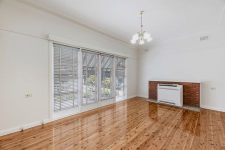 52 Edgeworth David Avenue, - Photo 2