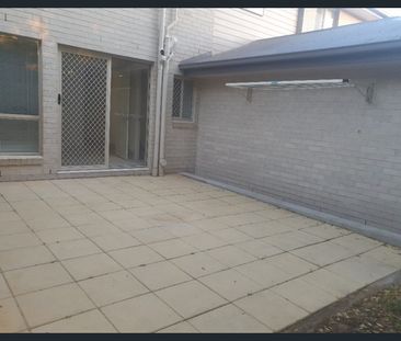 Modern townhouse close to town and shops - Photo 5