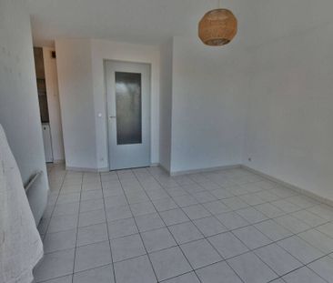 Location appartement 1 pièce 30 m² Saint-Raphaël 83700 - Photo 1