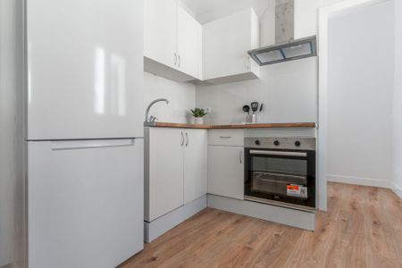 Bright room with balcony on Redondilla Street - Photo 3