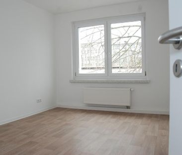 Helle 3-Raum-Wohnung mit Tageslichtbad und Balkon - Photo 2