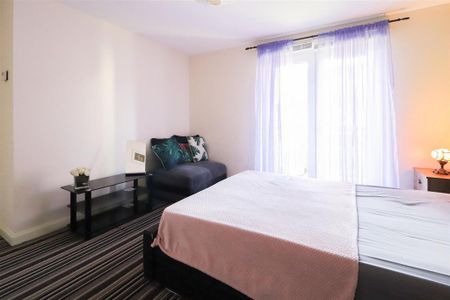 1 bedroom in a house share to rent - Photo 2