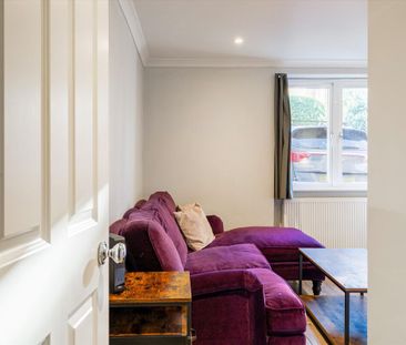 SHORT LET: An immaculate two bedroom flat in a handsome period building on Richmond Hill. - Photo 5