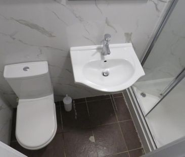 4 bedroom end of terrace house to rent - Photo 2