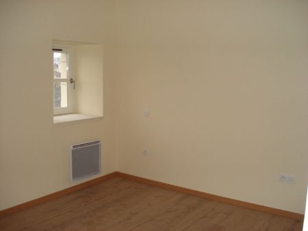 Location Appartement 4 pièces 80m² FONTENAY LE COMTE 85200 - Photo 2