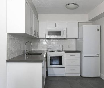 Oct 21- Nov 1❤ Unfurnished 1 bdr Apartment w/ balcony @Bloor and Yonge - Photo 1