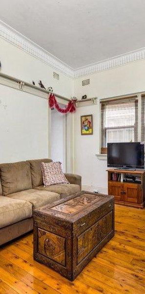 CHARACTER-FILLED 2 BEDROOM APARTMENT! - Photo 1