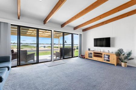 Classic Riverfront Holiday Home with River Access - Photo 4