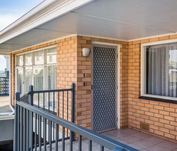 Spacious 2 bedroom unit in a pristine location! - Photo 3