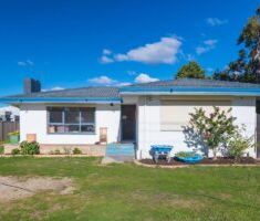 Re-listed - Be Quick! Spacious 3-Bedroom Home in Prime Kelmscott Lo... - Photo 2