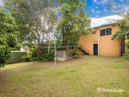 “Family home in great location!” - Photo 3