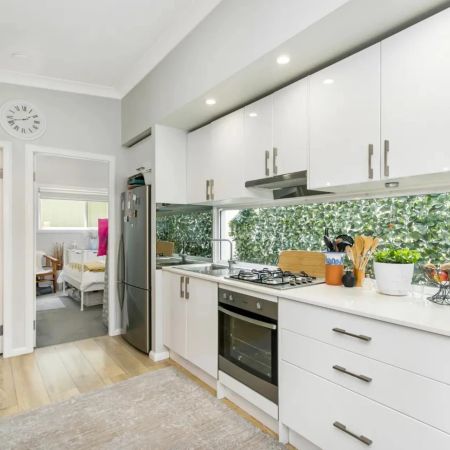 Modern granny flat in a quiet location yet handy to local shops and bus stops - Photo 4