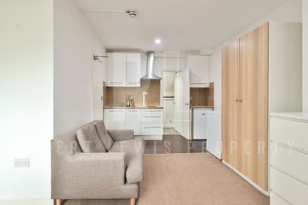 Self-Contained Studio (Inclusive of Utility Bills) – Falloden Way, NW11 6JJ - Photo 2