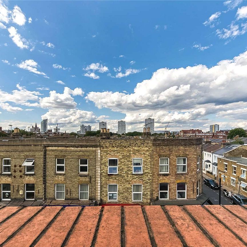 A recently refurbished 1 bedroom apartment on Battersea Park Road. - Photo 1