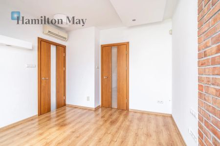 Przestronny i funkcjonalny dom w Bolechowicach z pięknym widokiem na Bramę Bolechowicką, idealny dla rodziny ceniącej komfort i bliskość natury - Photo 2