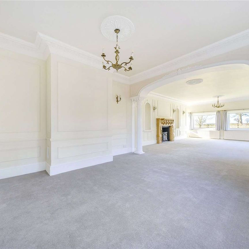 An impressive family home surrounded by splendid rural farmland - Photo 1