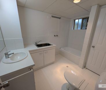 Refreshed, oversized one bedroom apartment - Photo 5