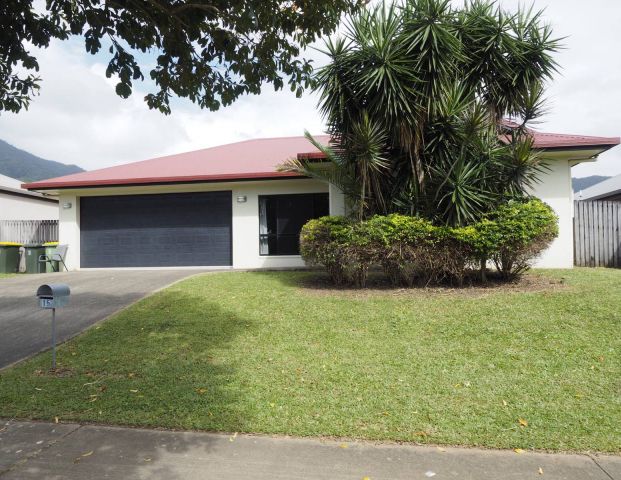 SPACIOUS FAMILY HOME WITH HUGE YARD! - Photo 1