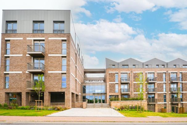 3 bed flat to rent in Randalls Way, Leatherhead, KT22 - Photo 1