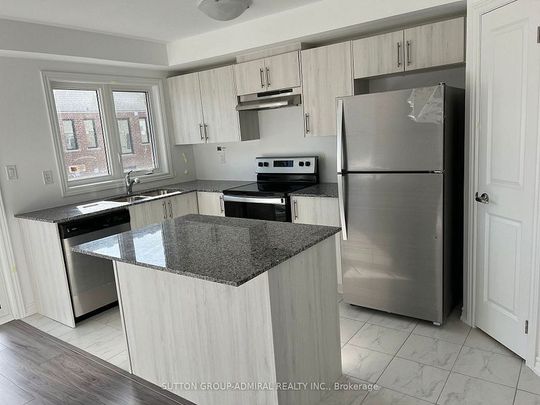 For Lease - 12 PUMPKIN CORNER Crescent, Barrie, Ontario - Photo 1