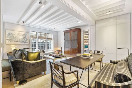 An exceptional mews house in the heart of Knightsbridge, finished to a high standard and benefiting from three off-street parking spaces. - Photo 3