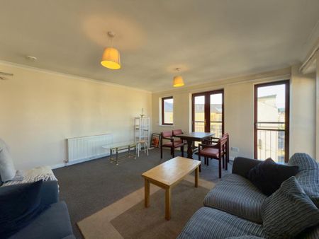 3 bedroom flat to rent - Photo 2
