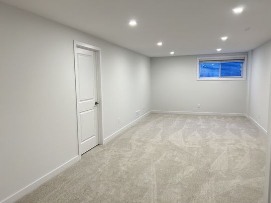 For Lease - 383 Mango Street, Blossom Park - Airport and Area, Ontario - Photo 1