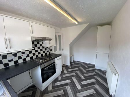 3 bedroom semi-detached house to rent - Photo 5