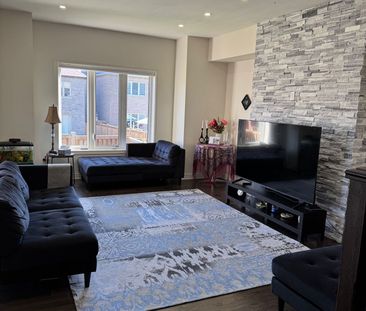 For Lease - 257 Sharon Creek Drive, East Gwillimbury, Ontario - Photo 2