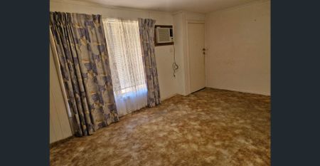 LOVELY 3 BEDROOM FAMILY HOME OVERLOOKING A PARK - Photo 2