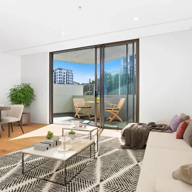 Spacious Two-Bedroom Apartment with Large Private Courtyard - Photo 1