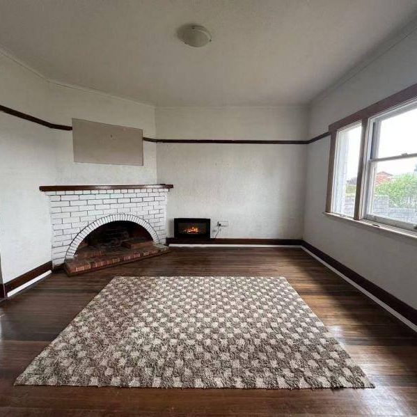 Double-storey (with view to Mersey river) 4-bed house for rent in Devonport - Photo 1