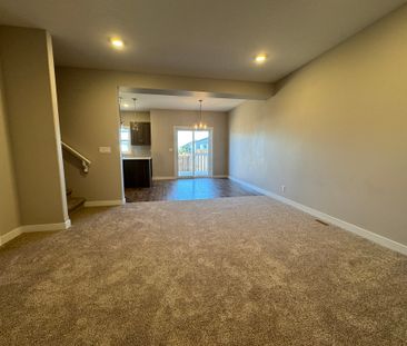 Gorgeous 3-Bed Townhouse in Aspen Lakes, Blackfalds!! - Photo 6