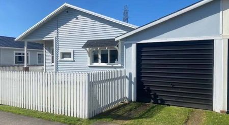 3 BEDROOM (PLUS SMALL OFFICE), 1 BATHROOM FAMILY HOME IN A GREAT LOCATION - Photo 3