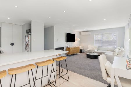 Fully Renovated & Highly Spacious Coastal Retreat - Photo 4