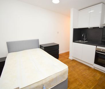 Studio Flat, Edwin St, E16 - Photo 1
