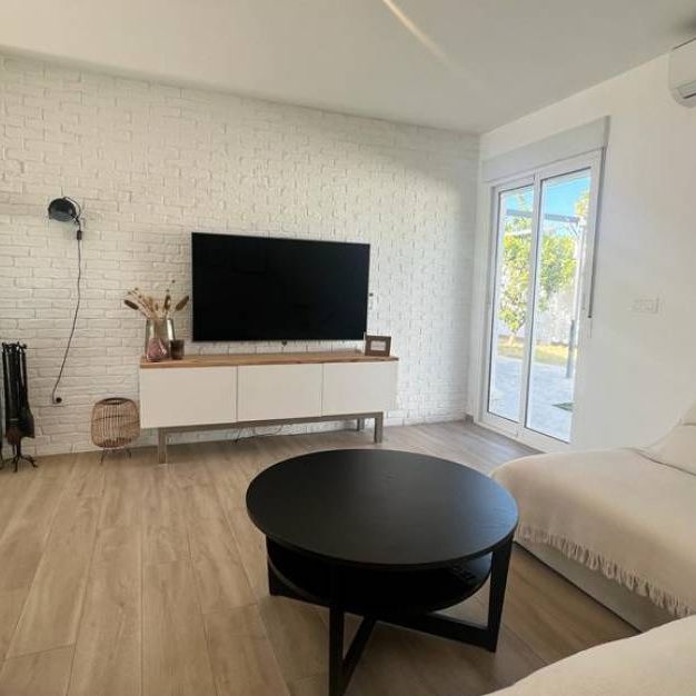 BEAUTIFUL MODERN VILLA WITH PRIVATE POOL IN TORREVIEJA, AVAILABLE UNTIL JUNE - Foto 1