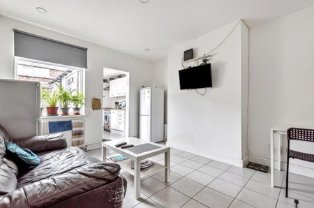 1 bedroom in a house share to rent - Photo 2