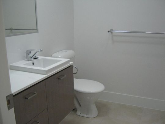 PET FRIENDLY! MODERN 3 BEDROOM TOWNHOUSE NEAR NORTH LAKES! - Photo 1