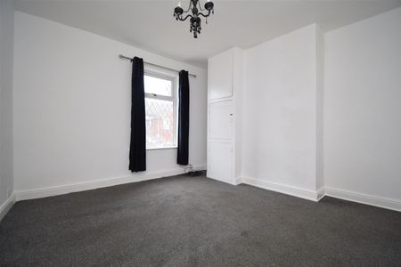 Field Crescent, South Elmsall, Pontefract - Photo 2