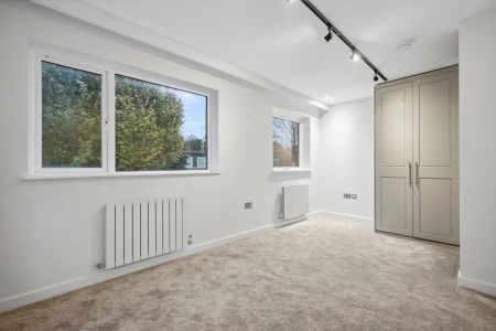 4 bedroom house in London - Photo 2