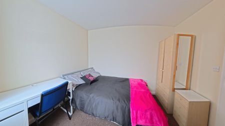 3 bedroom end of terrace house to rent - Photo 2