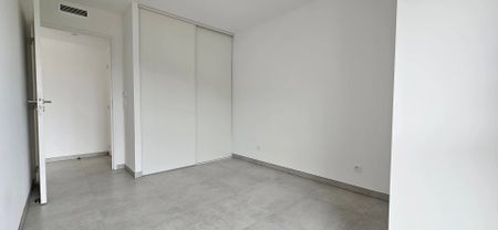 Location Appartement 2 pièces 40m² ST LAURENT DU VAR 06700 - Photo 2