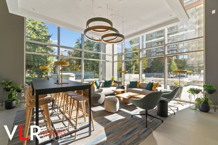Condo in Surrey, BC - Photo 3