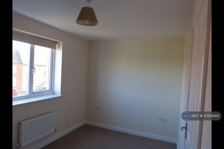 3 bedroom semi-detached house to rent - Photo 2